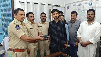 Rein Bazar police SHO hands over a phone to a complainant