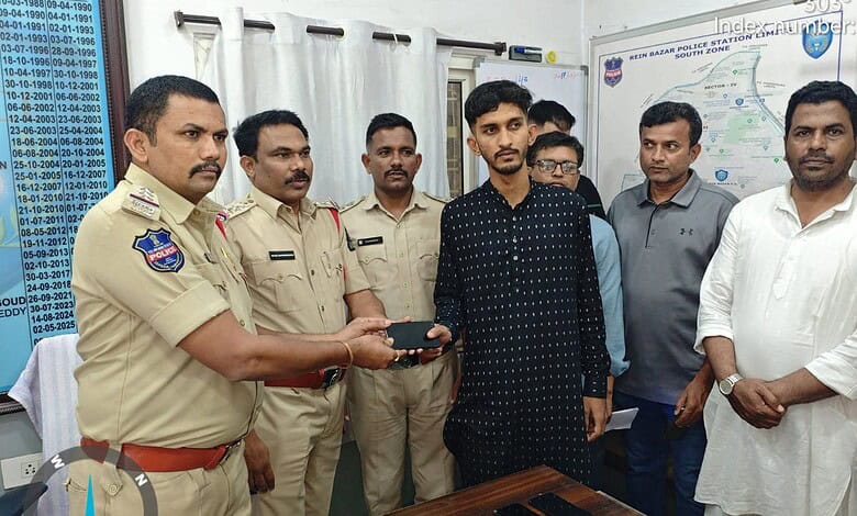 Rein Bazar police SHO hands over a phone to a complainant