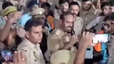 A police officer apologises to Kanwariyas in UP