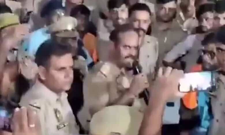 A police officer apologises to Kanwariyas in UP