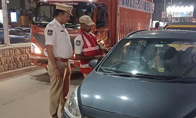 Cyberabad traffic poice conduct drunk driving check