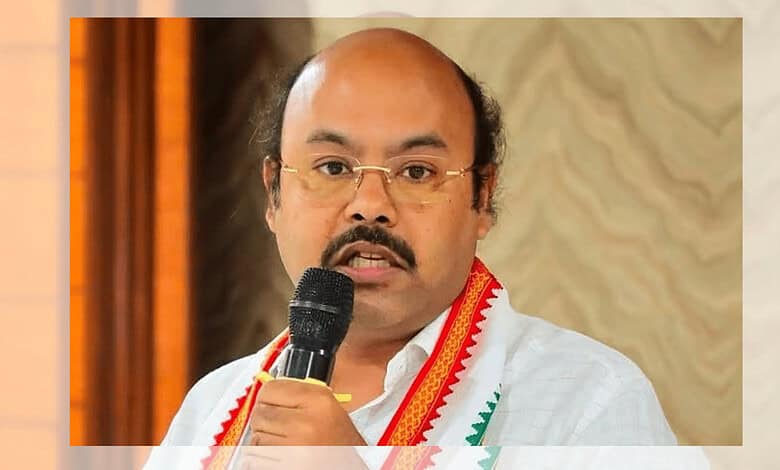 Yathindra Siddaramaiah targets RSS, demands apology to Kharge