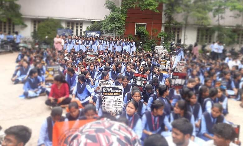 Polytechnic students in Hyderabad protest against Shakti scheme merger, holding banners and sitting in a团.