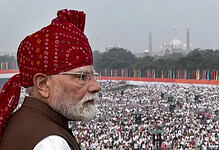 PM Modi and officials at Independence Day celebration with youth and citizens.
