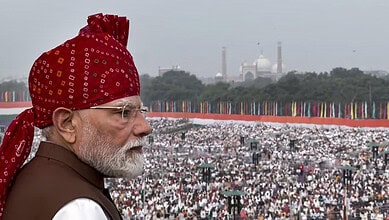 PM Modi and officials at Independence Day celebration with youth and citizens.