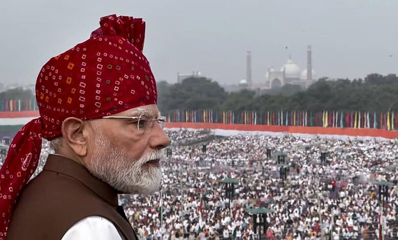 PM Modi and officials at Independence Day celebration with youth and citizens.