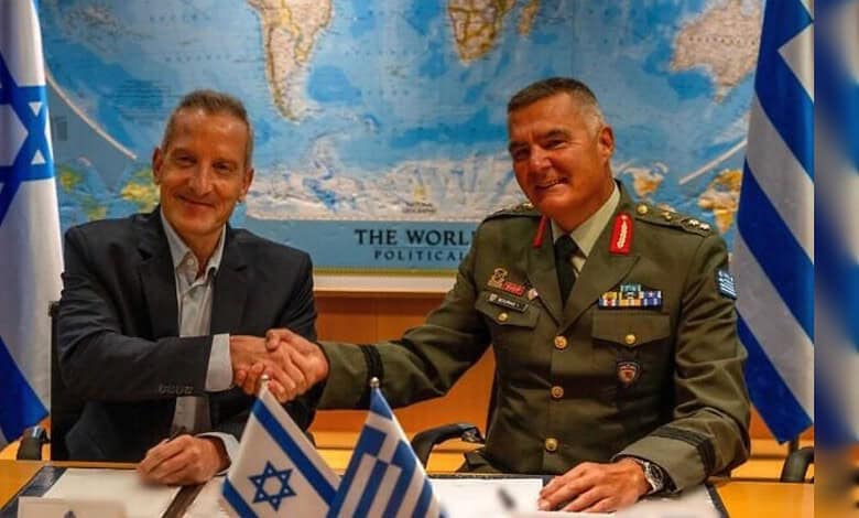Amir Baram and Ioannis Bouras shake hands after signing the Israeli systems deal with Greece.