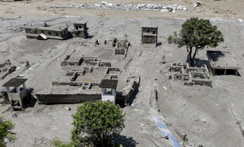 Death toll from Nepal-Tibet flash flood climbs to 469