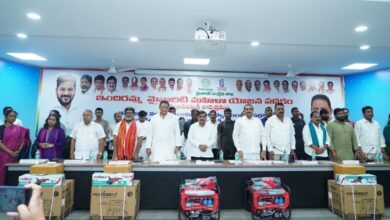 Minister Azharuddin distributes money, toolkits to minorities
