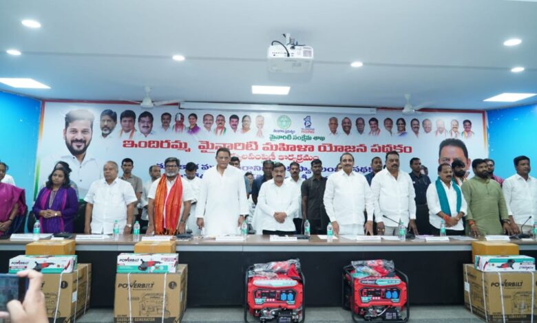 Minister Azharuddin distributes money, toolkits to minorities