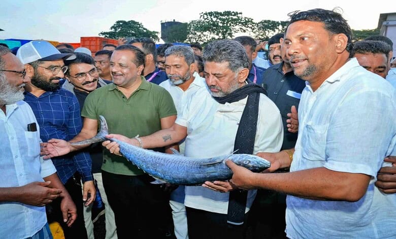 CM D K Shivakumar visits Mangaluru fishing harbour, inspecting fish and talking to fishermen.