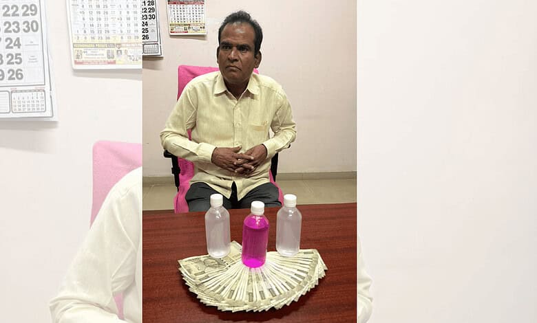 Education officer caught taking Rs 10,000 bribe in Sangareddy