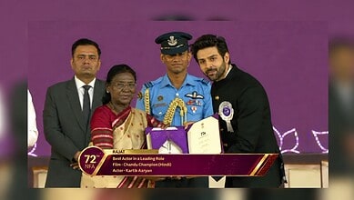 Kartik Aaryan receives award at the 72nd National Film Awards ceremony.