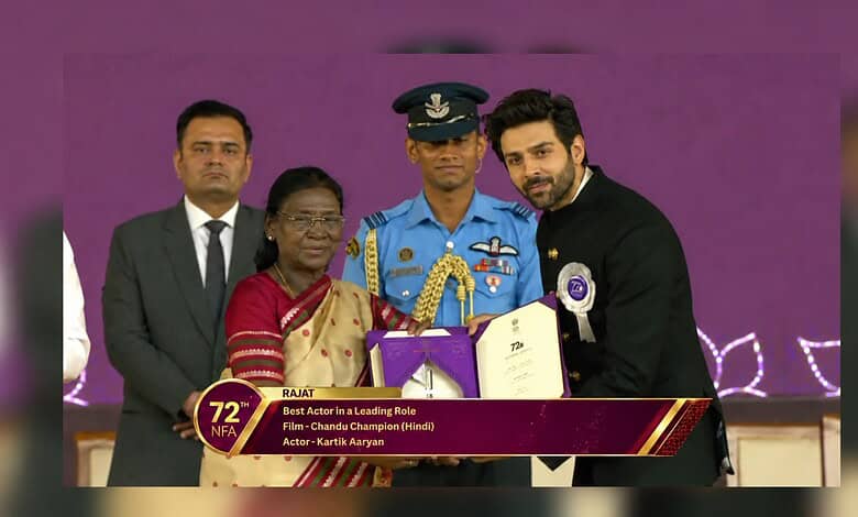 Kartik Aaryan receives award at the 72nd National Film Awards ceremony.
