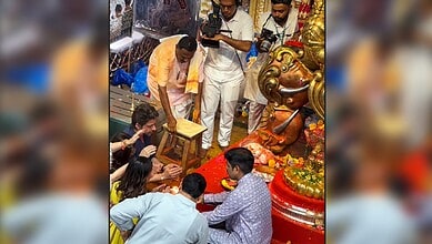 Shah Rukh Khan visits Lalbaugcha Raja to seek blessings during Ganesh Chaturthi celebrations.