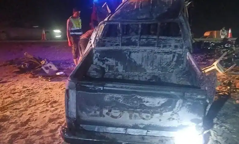 Burnt and damaged vehicle involved in a fatal road accident in Saudi Arabia at night.