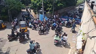 Traffic congestion and vehicle crowding at Tank Bund in Hyderabad due to curbs.