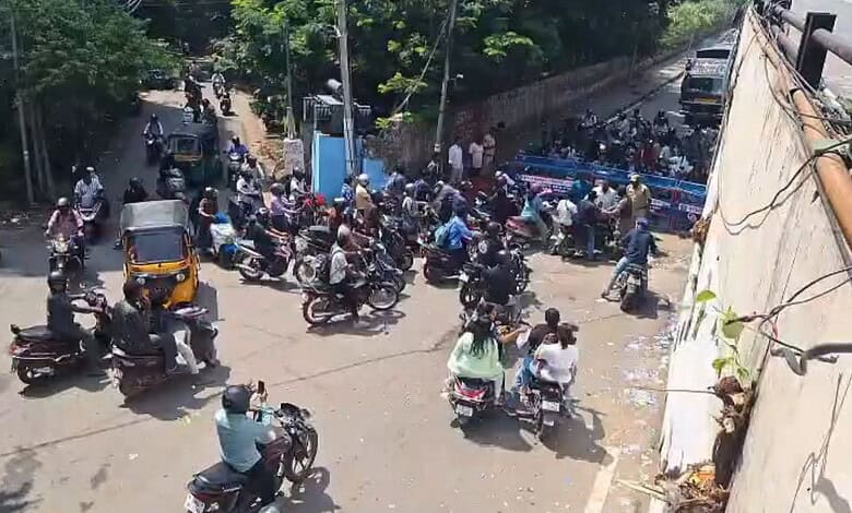 Traffic congestion and vehicle crowding at Tank Bund in Hyderabad due to curbs.