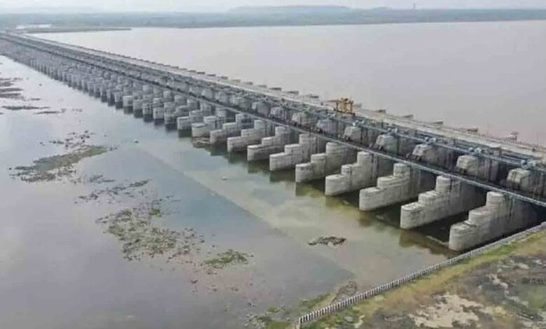 Aerial view of Tummidihatti Dam spanning across a large water body in Telangana and Maharashtra.