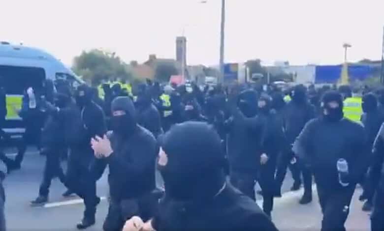 UK protesters mistaken for asylum seekers by Pakistan U19 cricket team.