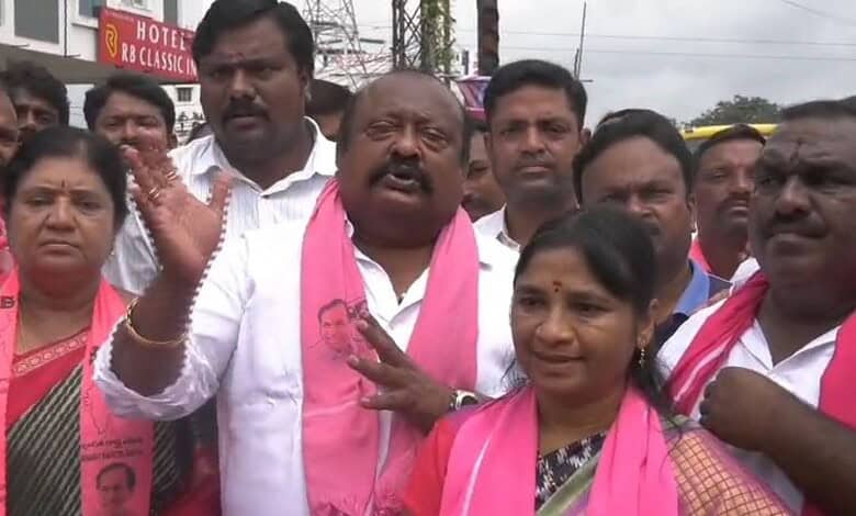 Karimnagar MLA Gangula Kamlakar addresses the gathering,