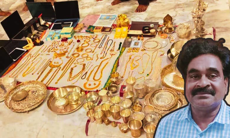 Display of gold and silver jewelry and valuables seized in DA case against TTD officer.