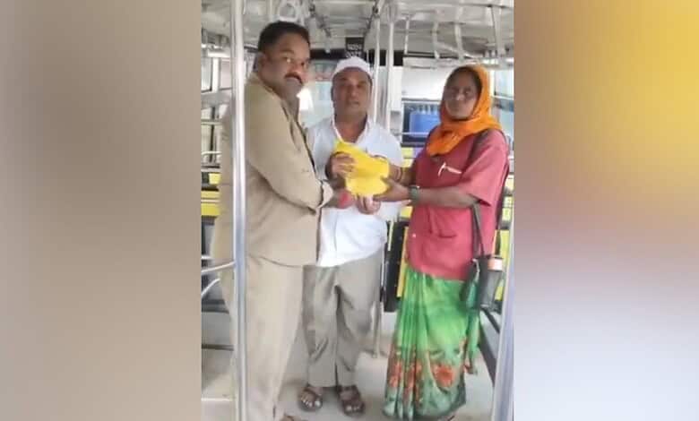 TGSRTC bus conductor returns bag full of cash to Haj pilgrims