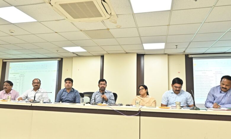 HMWSSB MD addresses staff during a meeting on water supply management.