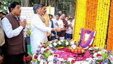Karntaka CM DK Shivakumar paying homage to Sir M Visvesvaraya