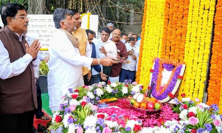 Karntaka CM DK Shivakumar paying homage to Sir M Visvesvaraya