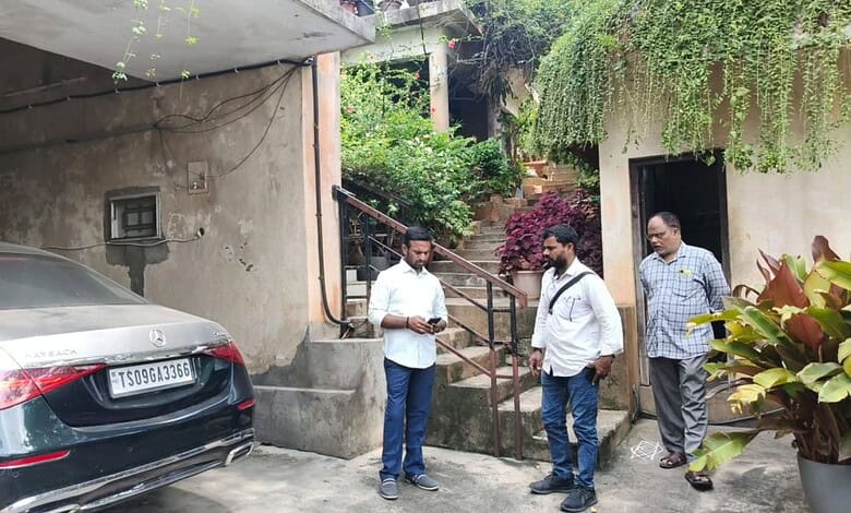 HMSSB officials collect fine from a person for wasting water