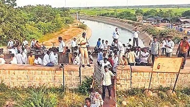 Farmers protest at the Juruala Project in Gadwal