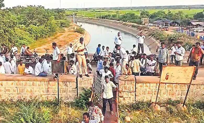 Farmers protest at the Juruala Project in Gadwal