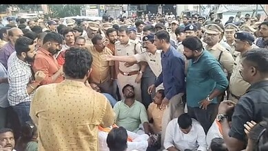 Police control crowd afte tensions in Saidabad