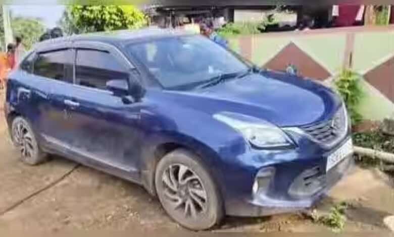 The car in which the girl was trapped