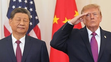 Chinese President Xi Jinping and US President Donald Trump at a diplomatic event with flags in the背景.
