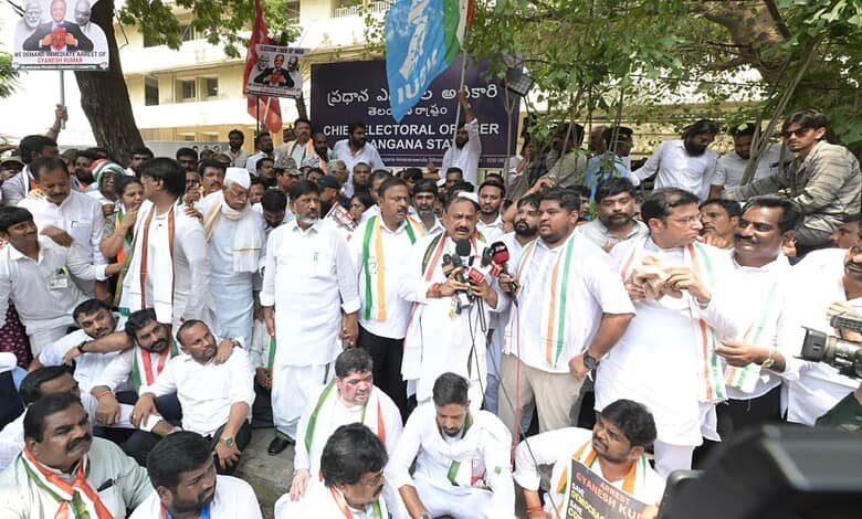 Protesters from Congress and CPI gather during a demonstration against the CEC.