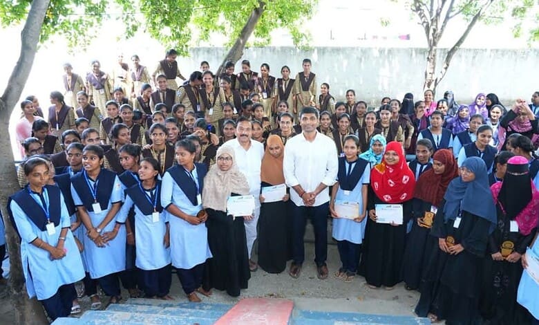 Telangana school toppers and officials at Shriram Group scholarship award ceremony.