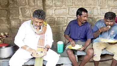 DK Shivakumar hears farmers’ concerns at Yeshwanthpur APMC