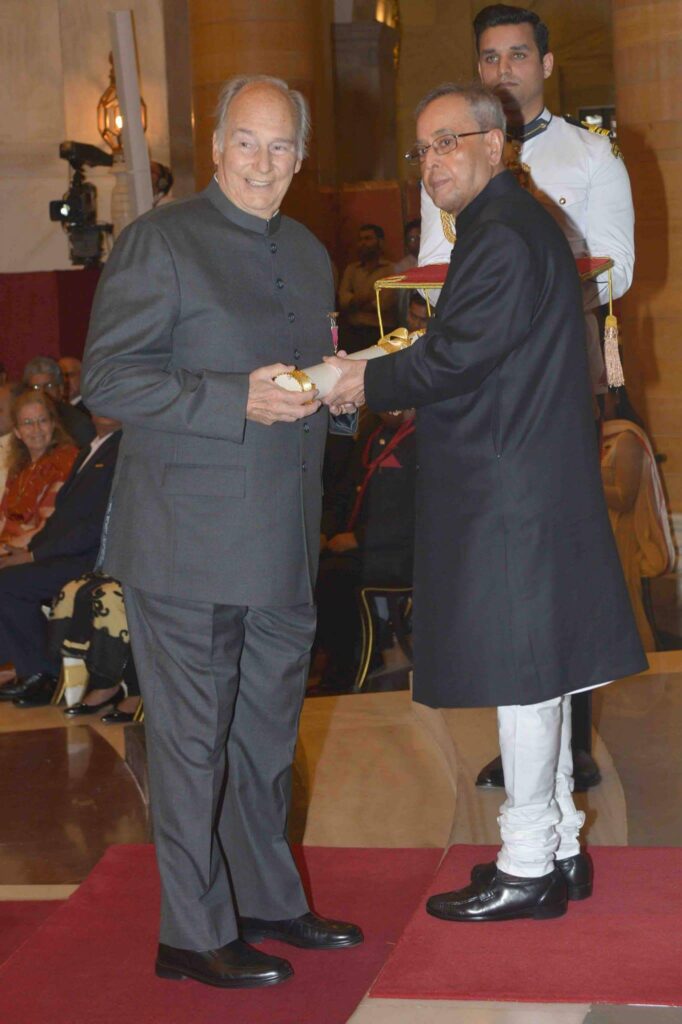 Aga Khan IV receives the Padma Vibhushan.