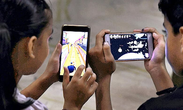 Report calls for national policy to ban smartphones in schools