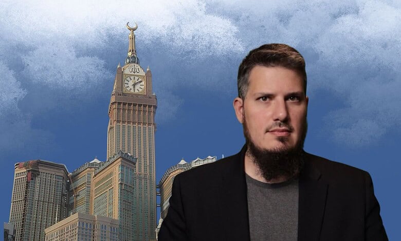 Yemeni leader speaking with the clock tower of Makkah in the background.