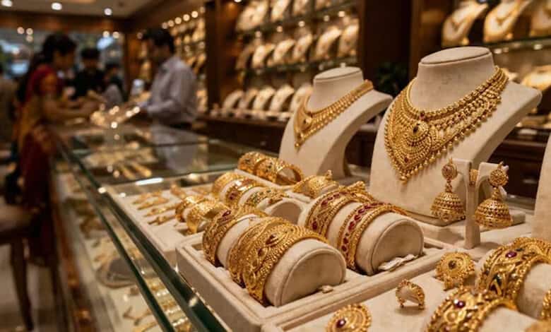 Gold slides Rs 1,600 to Rs 1.52 lakh per 10 gm as oil surges
