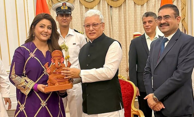 Hina Khan with governor