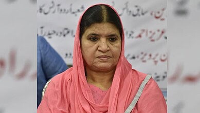 A woman in a pink dupatta at a tribute event for Bulbul-e-Deccan, voice of Urdu.