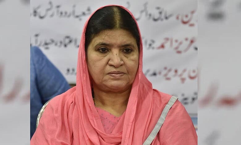 A woman in a pink dupatta at a tribute event for Bulbul-e-Deccan, voice of Urdu.