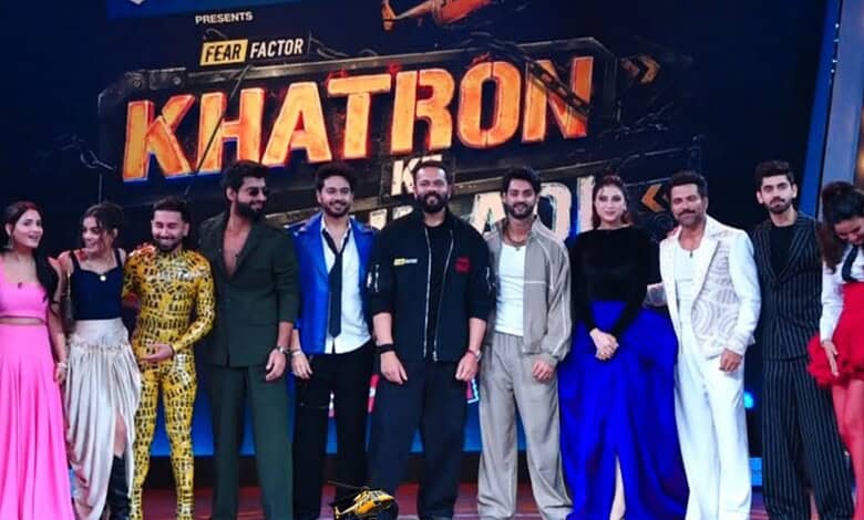 Group photo of Khatron Ke Khiladi 15 contestants and hosts on stage at the finale.