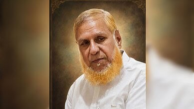 Portrait of Mahtab Qadr, renowned Urdu journalist and poet, with a serious expression and white attire.
