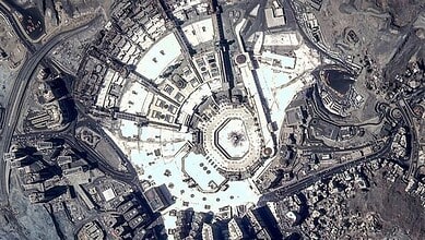 Satellite image showing the expansive construction area in Makkah with ongoing development.