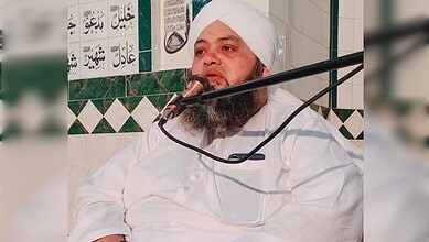 Islamic scholar Abdul Hannan Siddiqui speaking at a mosque with green and white tiles.